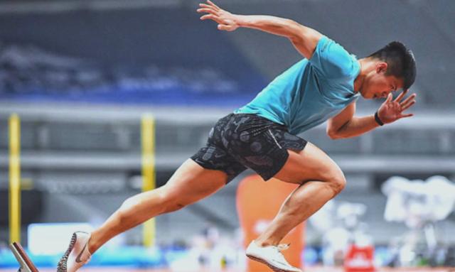 关于冲刺关键时刻，运动员展现出色竞技水平的信息